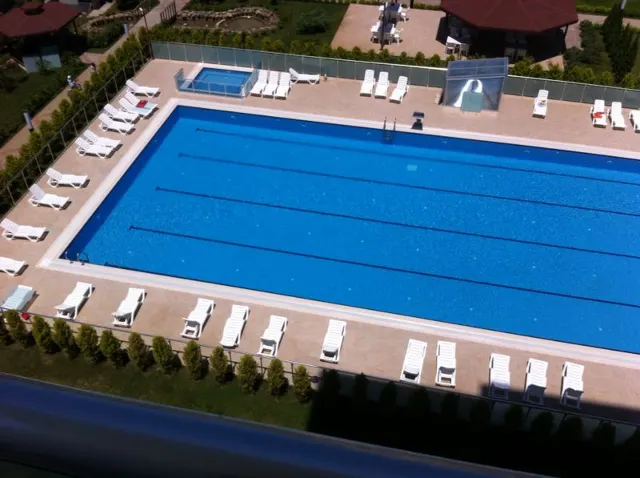 Yarı olimpik havuzun üstten görünümü
